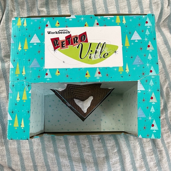 2005 Santa's Workbench Collection Retro Ville 3 Sons Appliance and TV Store - Picture 4 of 6